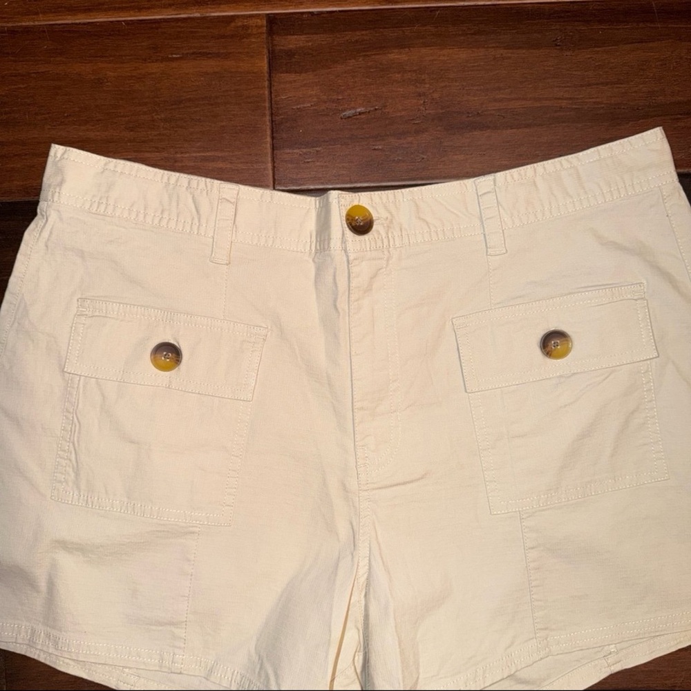 Vuori Ladies Shorts - Picture 2 of 4